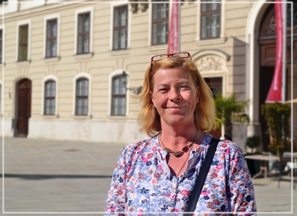 Foto von Lisa Pfersich vor dem Sisi Museum