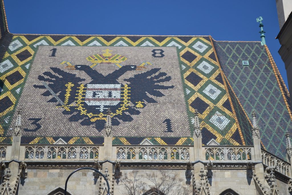 Dach des Stephansdoms mit Adlerwappen