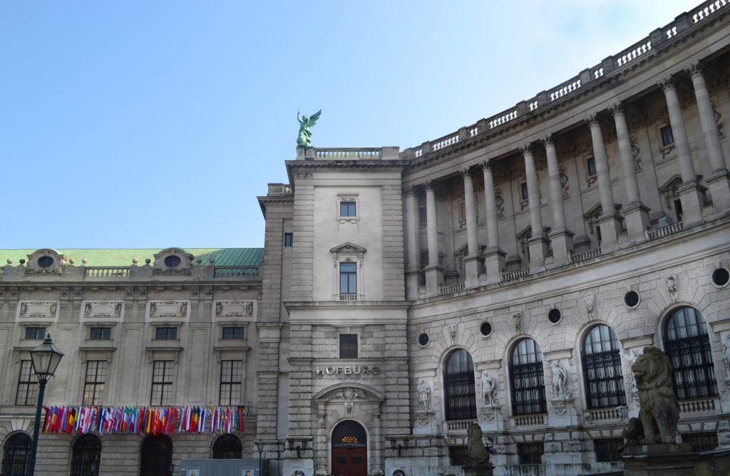 Hofburg mit vielen Flaggen