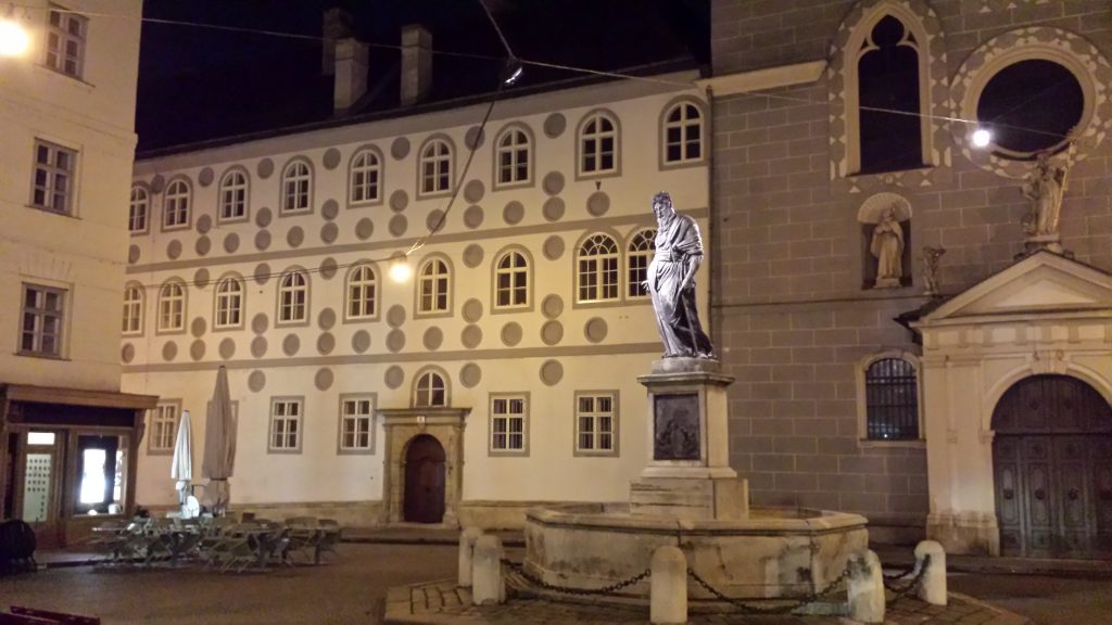 Statue bei Nacht