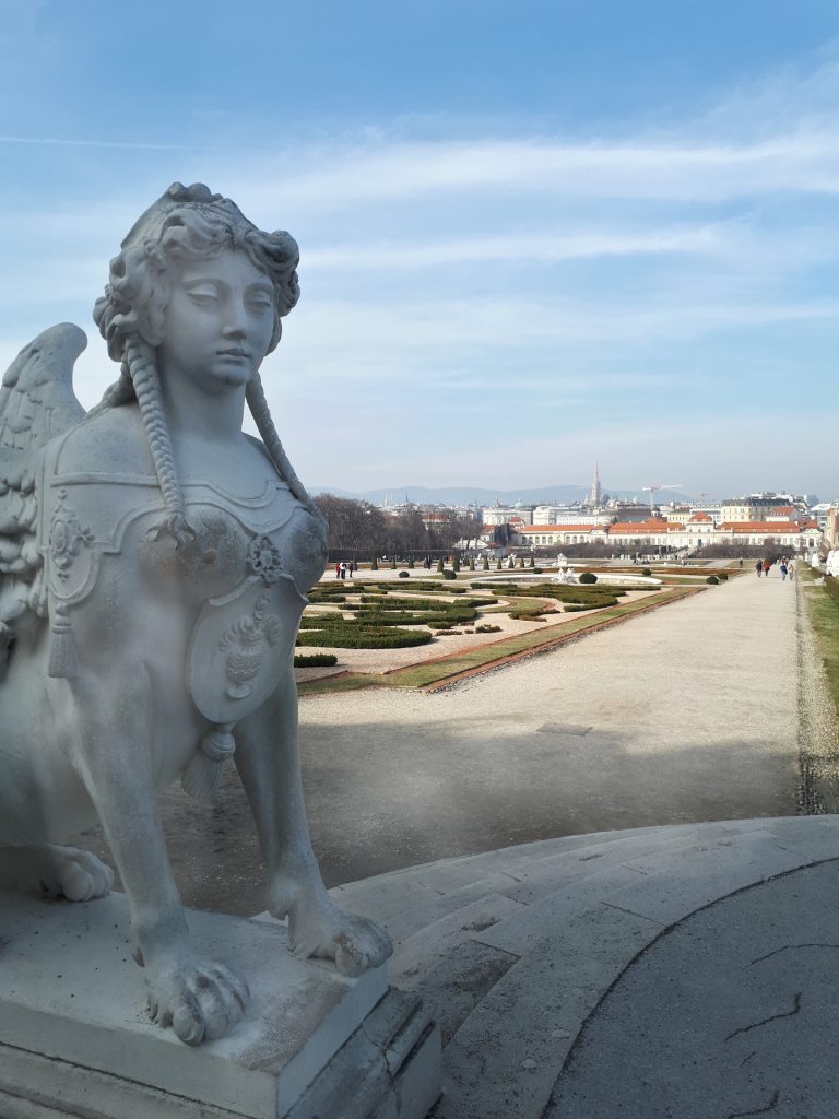 Sphinx vor dem Schloss